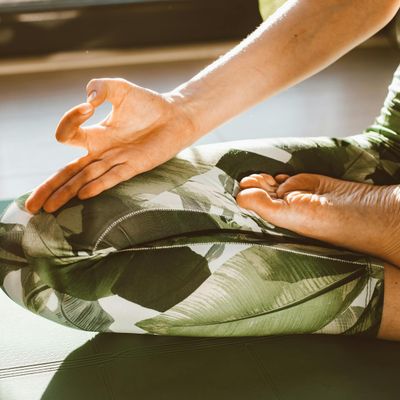 Close-up of hands in a stable position on a yoga mat.